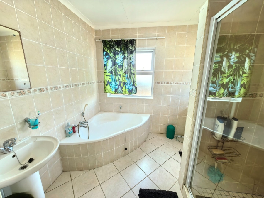 3 Bedroom Property for Sale in Wavecrest Eastern Cape